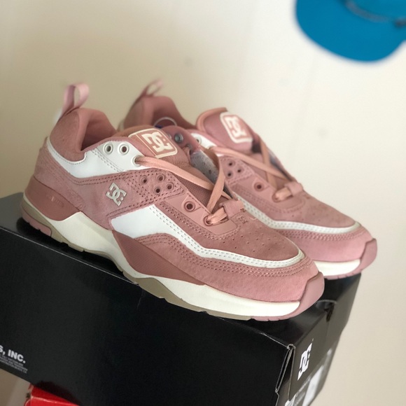 D/c shoes - Picture 2 of 3